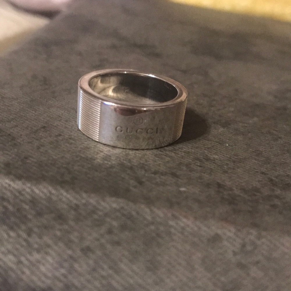 A size 6 silver Gucci ring